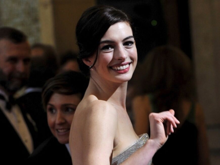 Anne Hathaway zeigte 2009 ihren makellosen Oberkörper in einer silbernen Bustierrobe von Armani Privé