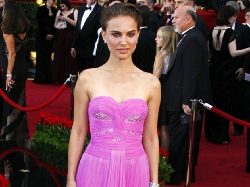 Natalie Portman wählte 2009 mal wieder ein schlichtes Abendkleid in Pink vom Label Rodarte
