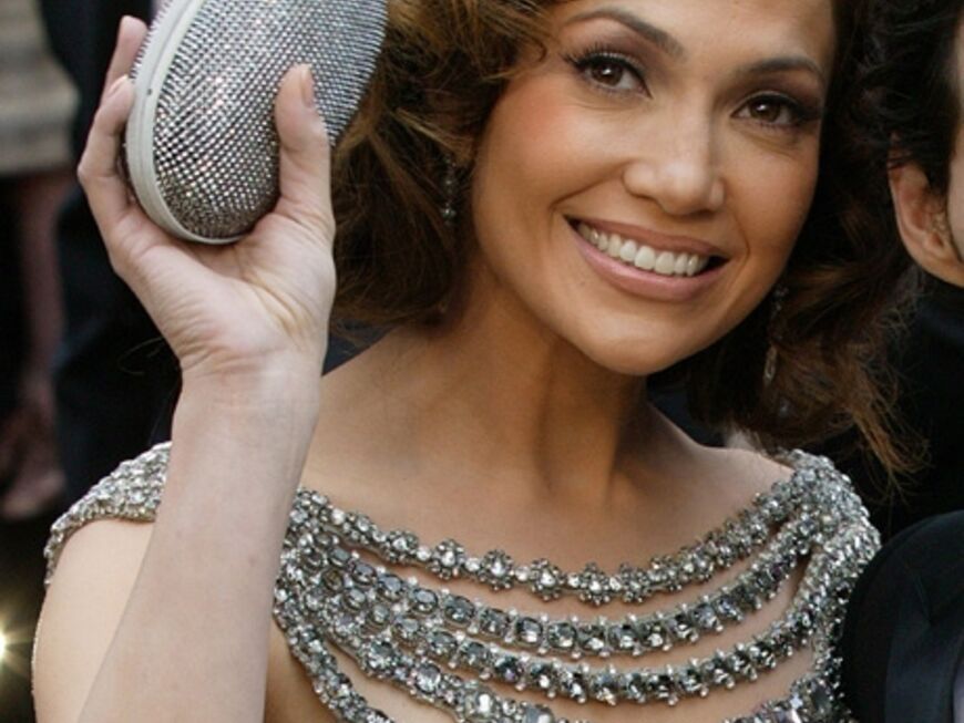 Jennifer Lopez glitzerte 2007 mit ihren Accessoires um die Wette. Ihr Kleid ist von Marchesa