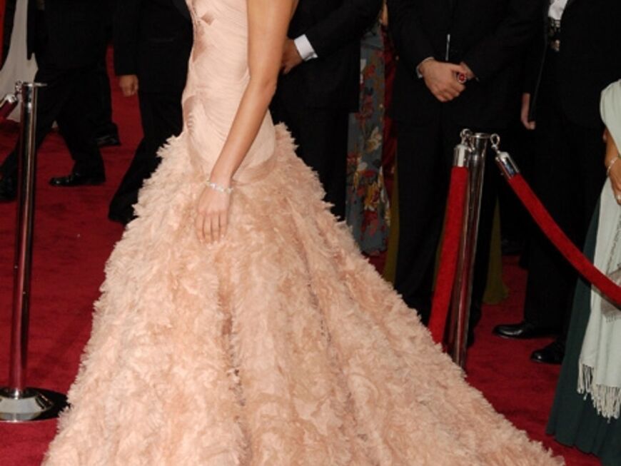 Eine Oscar-Verleihung ohne Versace? Undenkbar! Penelope Cruz entschied sich 200 für eine traumhafte Federrobe mit Schleppe