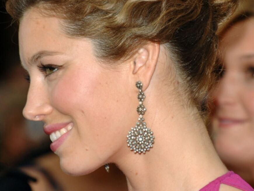Jessica Biel trug 2007 eine pinke Seidenrobe von Oscar de la Renta. Der Diamantschmuck ist von Neil Lane