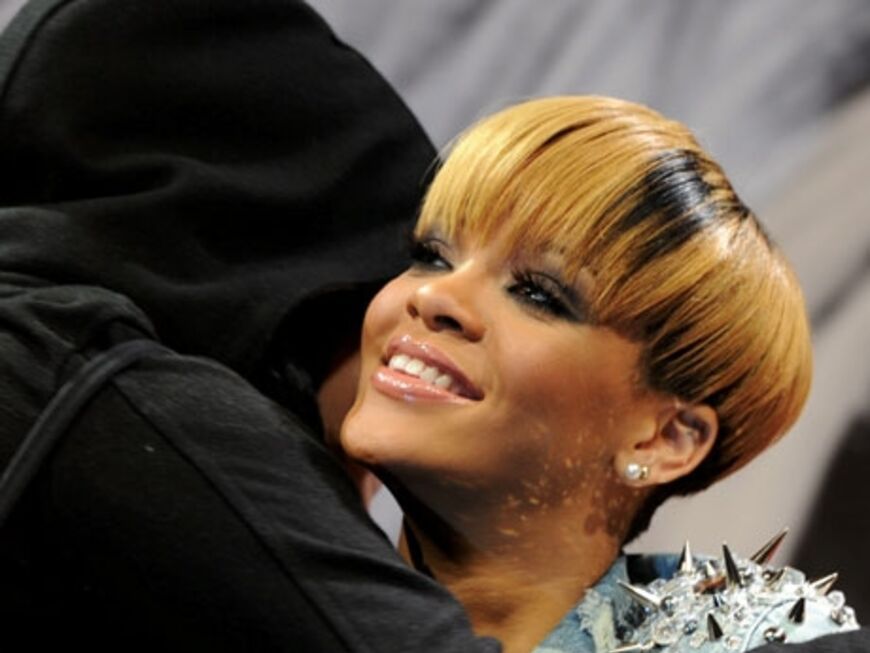 Auf Tuchfühlung: Rihanna lässt sogar Umarmungen zu