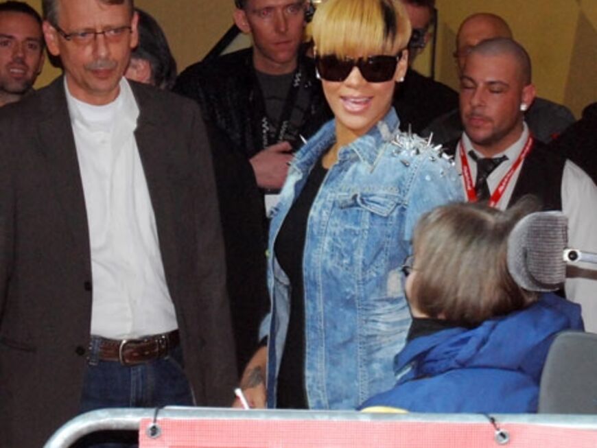 Rihanna begrüßt ihre Fans herzlich. So viel Kontakt ist man von einem Superstar gar nicht gewohnt