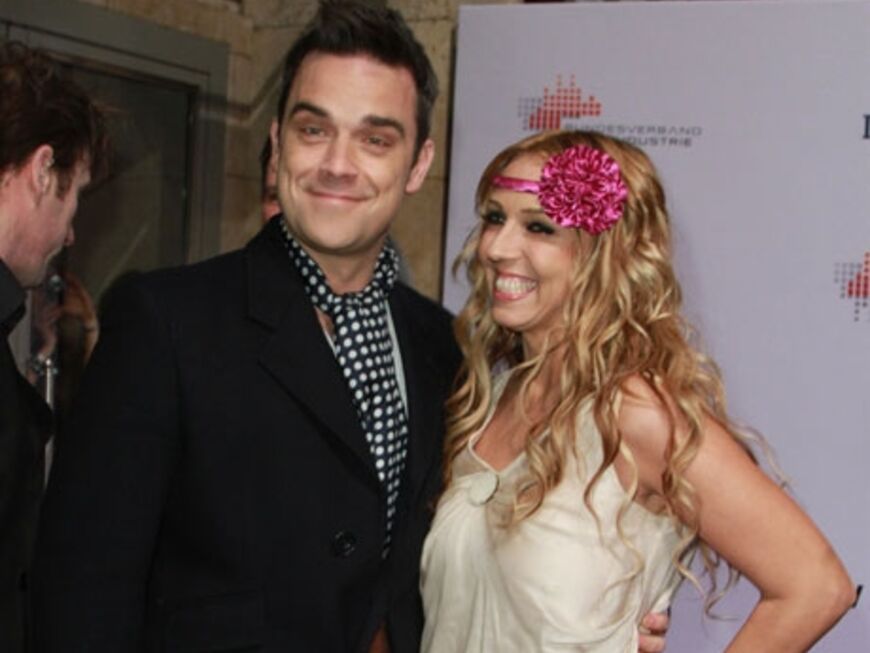 Diese Chance ließ sie sich nicht entgehen: Ein Foto mit Robbie Williams fürs Album