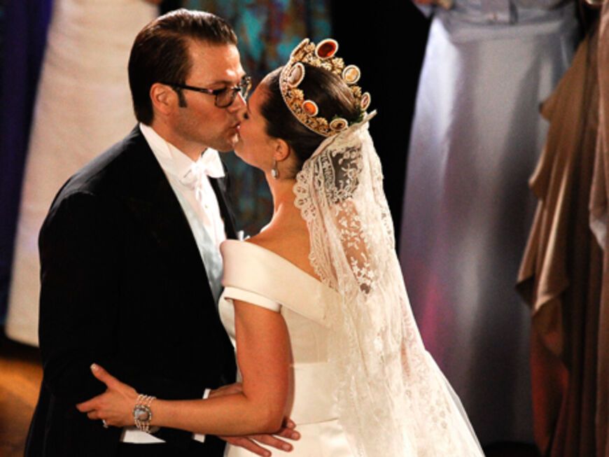 Der erste Kuss als Ehepaar berührte Millionen Menschen vor dem Fernseher