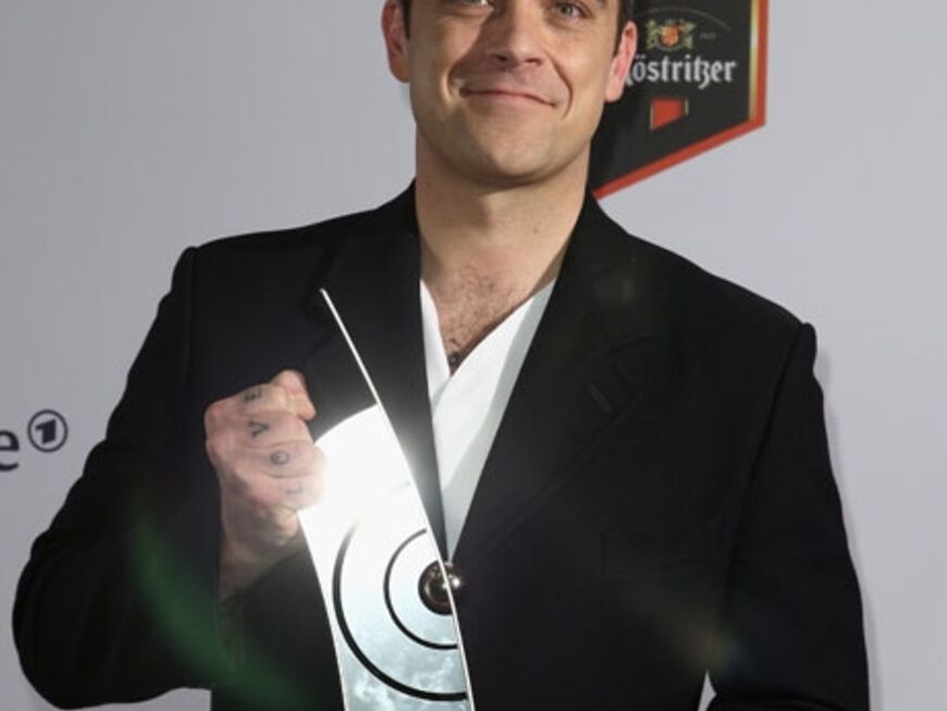 Er strahlt mit seinem Preis um die Wette: Robbie Williams. Freundin Ayda Field zeigte sich allerdings nicht in Berlin. Die Schöne blieb zuhaus in Los Angeles