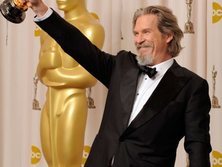 Jeff Bridges hält die goldene Statue hoch! Er hat den Oscar als bester Hauptdarsteller für seine Rolle in "Crazy Heart" erhalten