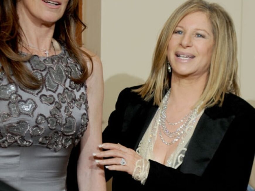 Frauenpower! Kathryn Bigelow und Barbra Streisand feiern den ersten Regie-Oscar für eine Frau. In ihrer Rede sagte Streisand, dass die Zeit endlich gekommen sei