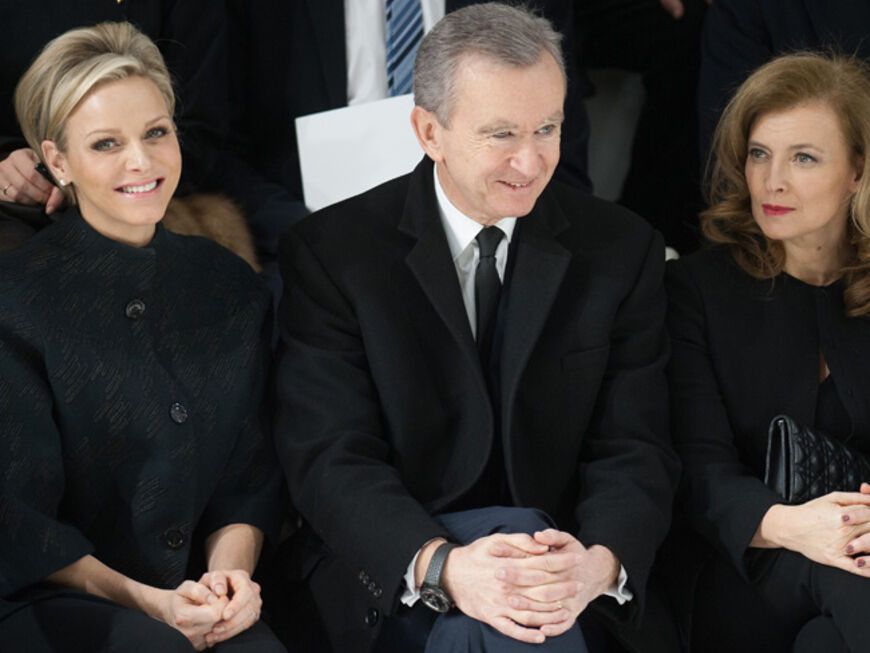 Fürstin Charléne von Monaco, Modeunternehmer Bernard Arnault und Valerie Trierweiler in der ersten Reihe bei Dior