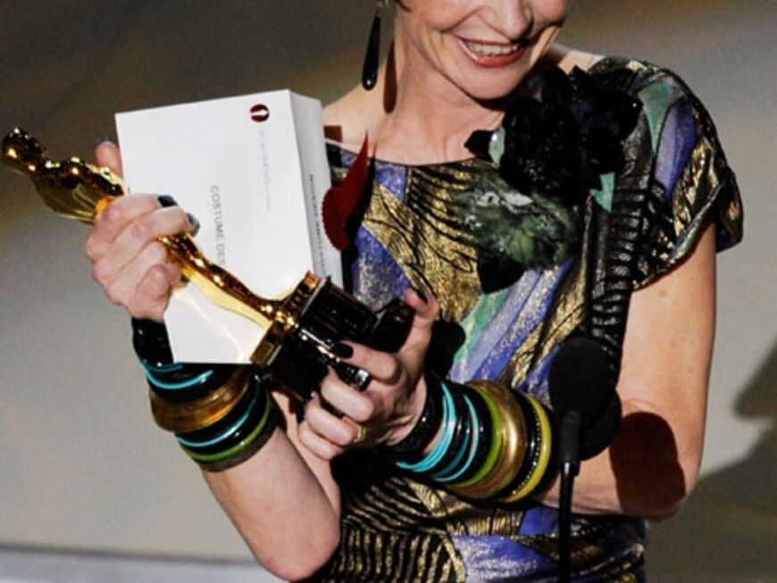 Kostümbildnerin Sandy Powell freut sich über ihren Oscar. Sie wurde für ihre Arbeit in "Young Victoria" geehrt