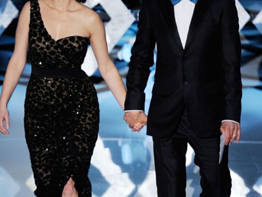 Der Typ mit dem stylischten Outfit: Robert Downey Jr. überreichte den Oscar für das Drehbuch mit dunkler Sonnenbrille und Turnschuhen. Kollegin Tina Fey gefällts 