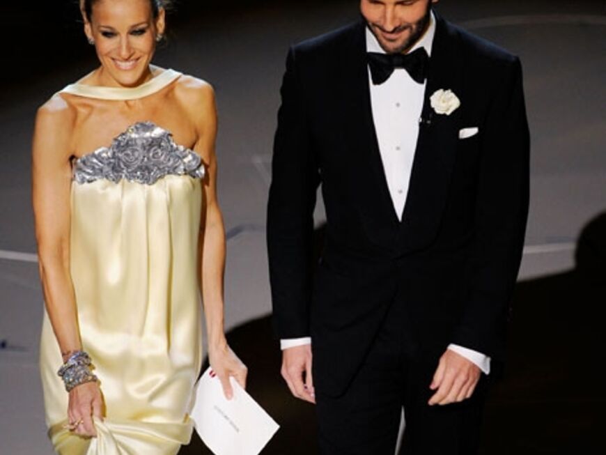 Mehr Mode geht nicht: Sarah Jessica Parker (in Chanel Couture) und Designer Tom Ford überreichen den Oscar für das beste Kostümbild
