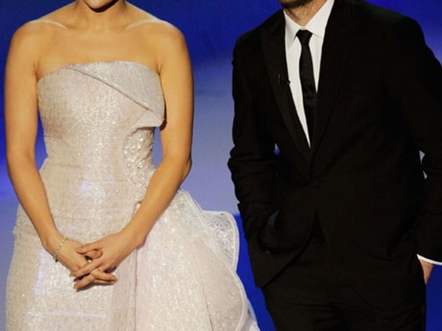  Jennifer Lopez präsentiert mit Schauspieler Sam Worthington eine Award