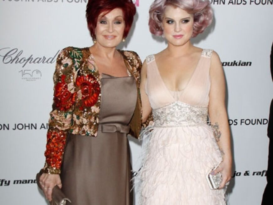 Sharon Osbourne mit Tochter Kelly. Die erschlankte Sängerin zeigte sich in einem rosafarbenen Kleid - ihre Haare stimmte sie auf das Outfit ab