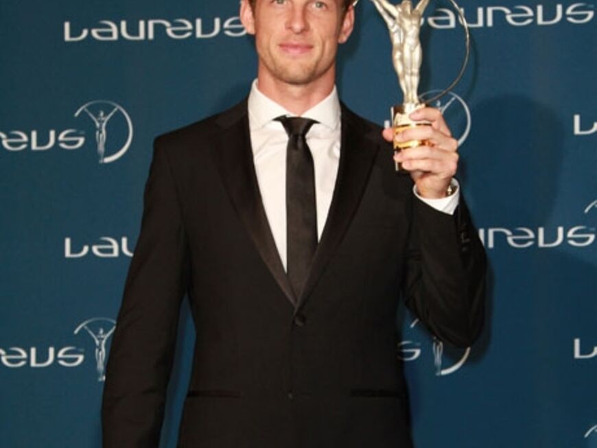 Stolz wie Oskar! Formel-1-Fahrer Jenson Button hält seinen Laureus-Award hoch. Er erhielt den "Laureus Breakthrough of the Year"-Preis