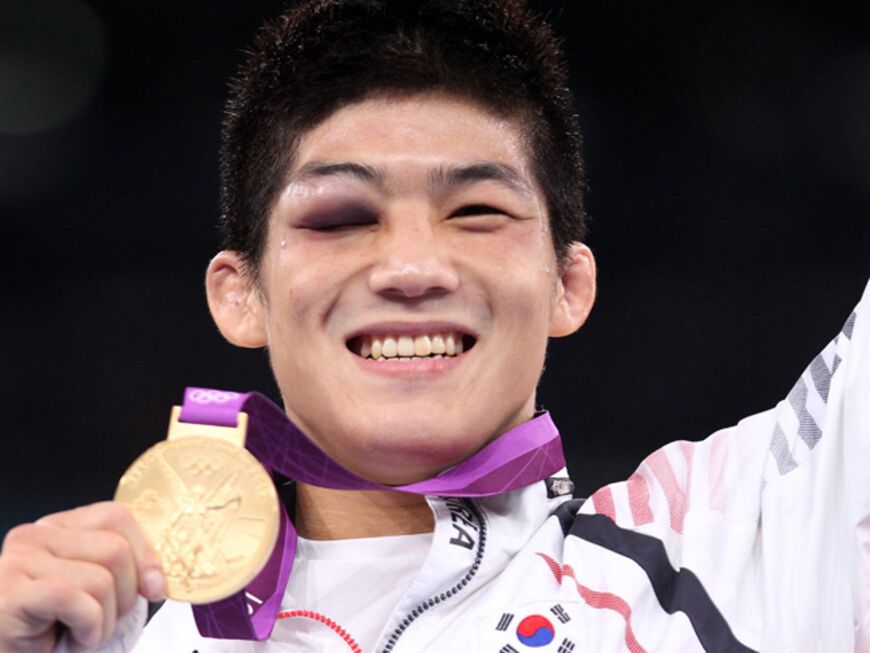 Auch Hyeonwoo Kim aus Südkorea freut sich über seine Goldmedaille - im Ringen. Dafür wird er von seinem Heimatland vom Wehrdienst befreit