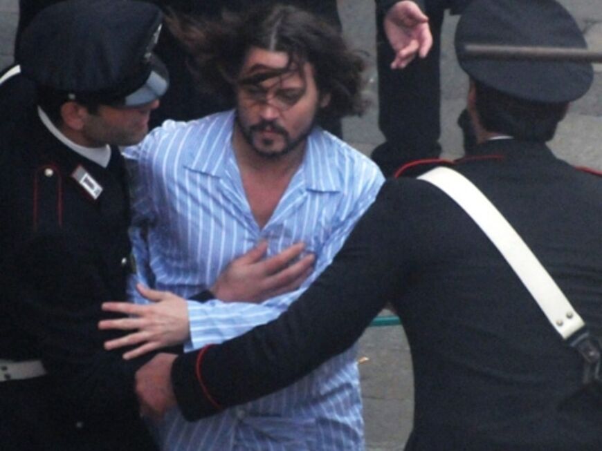 Ein Paar italienische Carabinieri halten Johnny auf der Flucht fest. Jetzt muss sich Interpol-Agentin Angelina Jolie nur noch beeilen