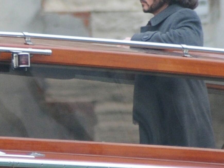 ...auf Hollywood-Star Johnny Depp. Auch er fuhr mit dem Navetto über den Canal Grande. Haben sich die beiden Film-Gegner etwa verbündet?