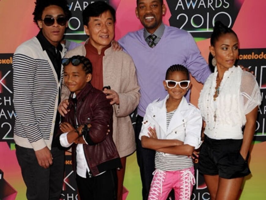 Coole Familienbande: Will Smith mit seiner Frau Jada und den drei gemeinsamen Kindern. Hollywood-Star Jackie Chan mischte sich unter das Familienbild