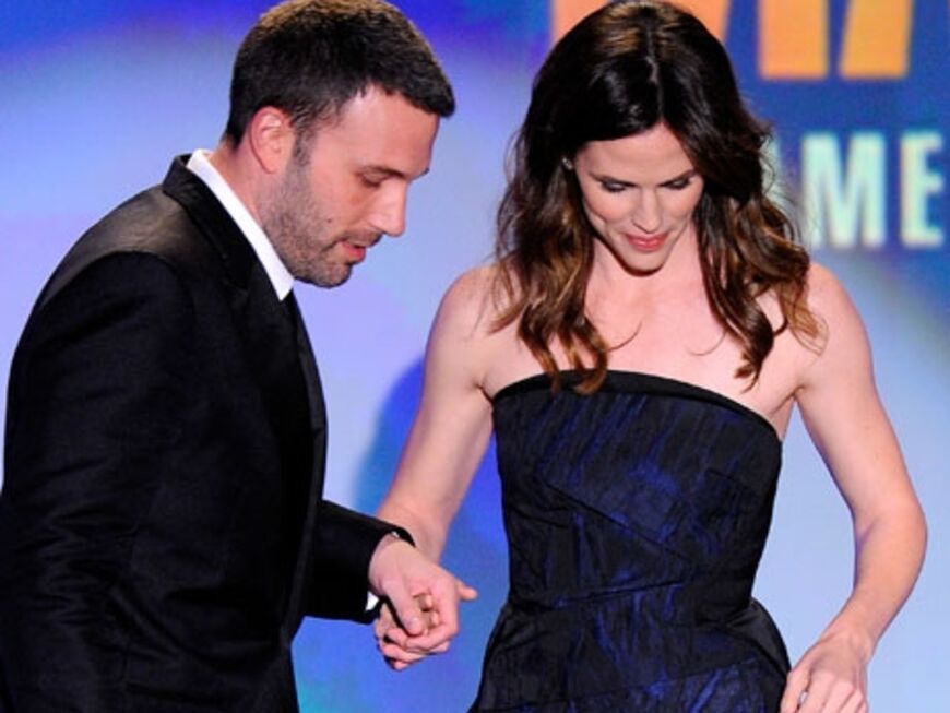 Ben Affleck hilft seiner Frau Jennifer Garner auf die Bühne