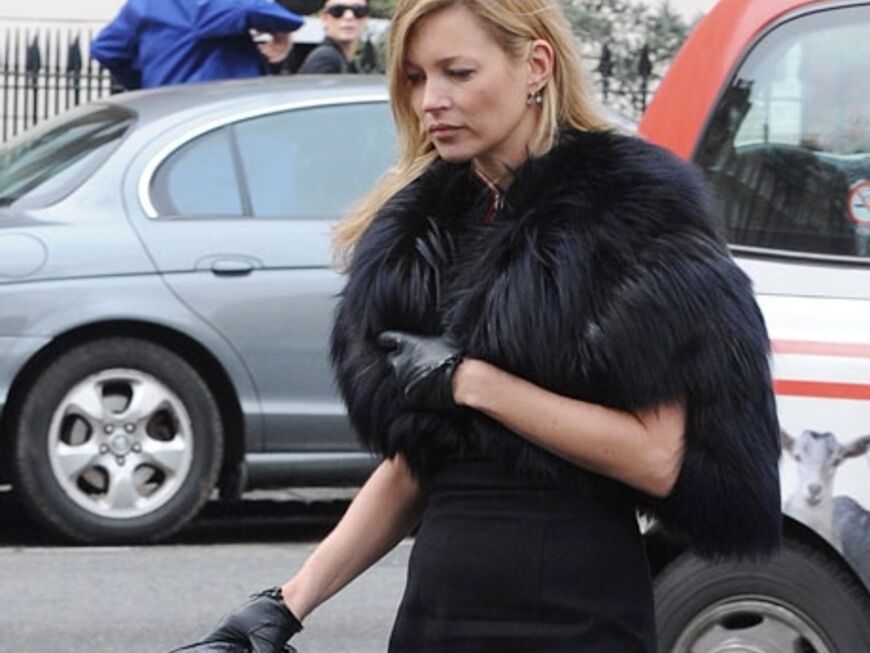 Supermodel Kate Moss auf der Beerdigung von Freund und Designer Alexander McQueen