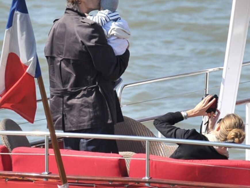 Stolzer Papa: Tom Brady liebkost seinen Sohn Benjamin zärtlich, während der wohl seine erste Bootstour verschläft