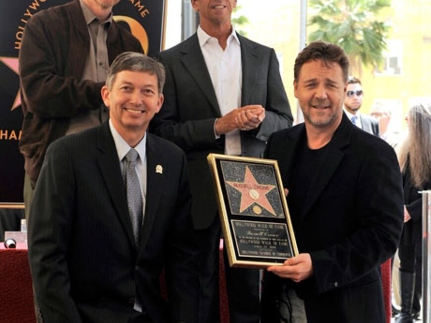 Die Gratulanten posieren stolz neben dem Preisträger: US-Schauspieler Ron Howard, Hollywood Chamber of Commerce Präsident Leron Gubler und Filmproduzent Brian Grazer