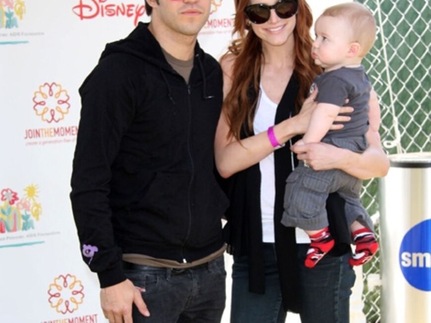 In Los Angeles sind Sonnenbrillen ein Muss: Sängerin Ashlee Simpson und ihr Mann Pete Wentz mit ihrem Sohn Bronx Mowgli