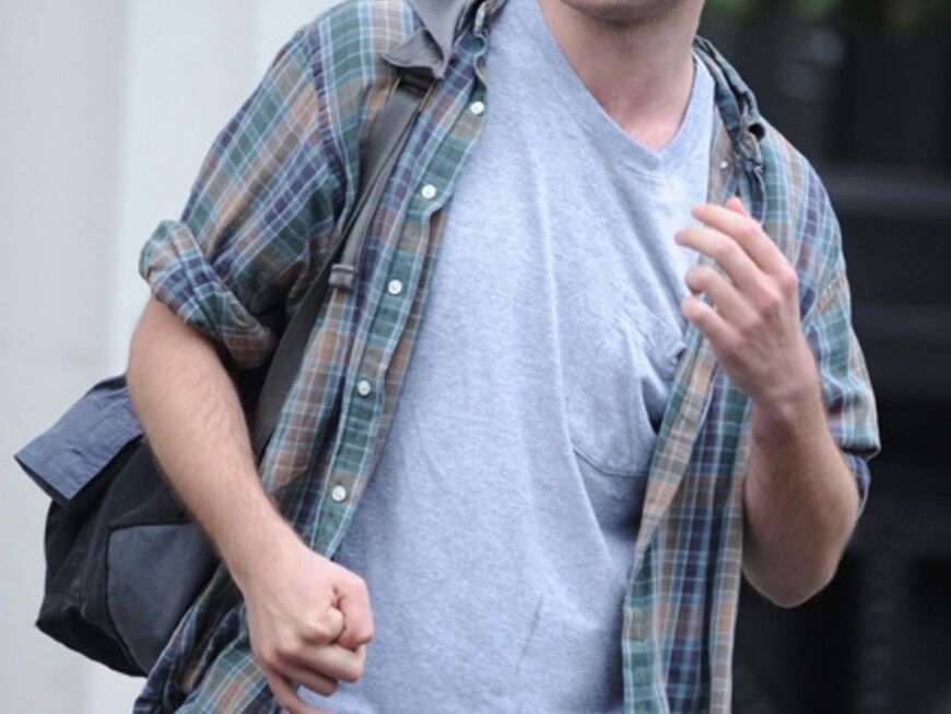 Teenie-Schwarm Robert Pattinson trägt in seinem aktuellen Film Remember Me viele verschiedene Modelle. Ihm stehen Sonnen- brillen einfach grandios
