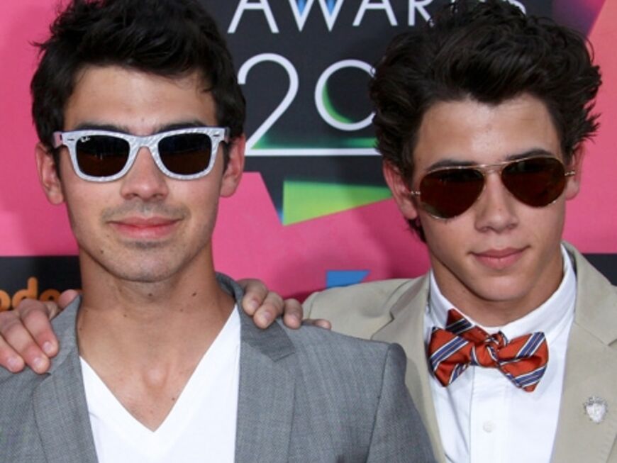Joe Jonas und Nick Jonas der Band "The Jonas Brothers" trugen zu den diesjährigen Kids Choice Awards Sonnenbrillen der Kultmarke Ray Ban