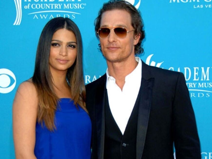 Matthew McConaughey kam mit Freundin Camila Alves. Der Schauspieler zeigte sich im schicken Country-Style - Freundin und Model Camila Alves trug ein bodenlanges, schulterfreies Kleid