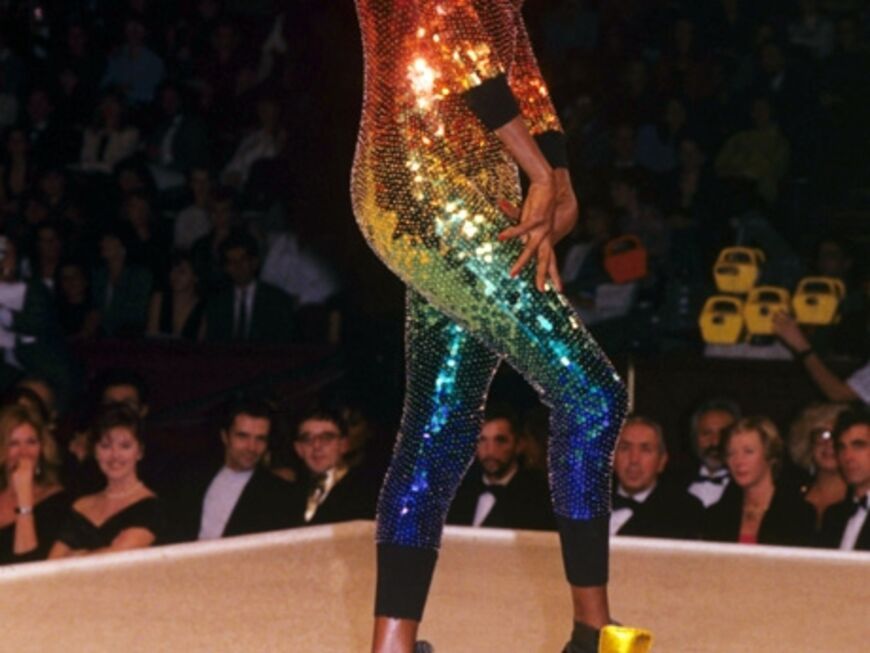 Und fügte hinzu, dass GaGa ihre Outfit-Ideen und ihre Star-Attitüde geklaut hat. Und tatsächlich kleidete sich Jones 1990 genau so farbenfroh, wie ... 