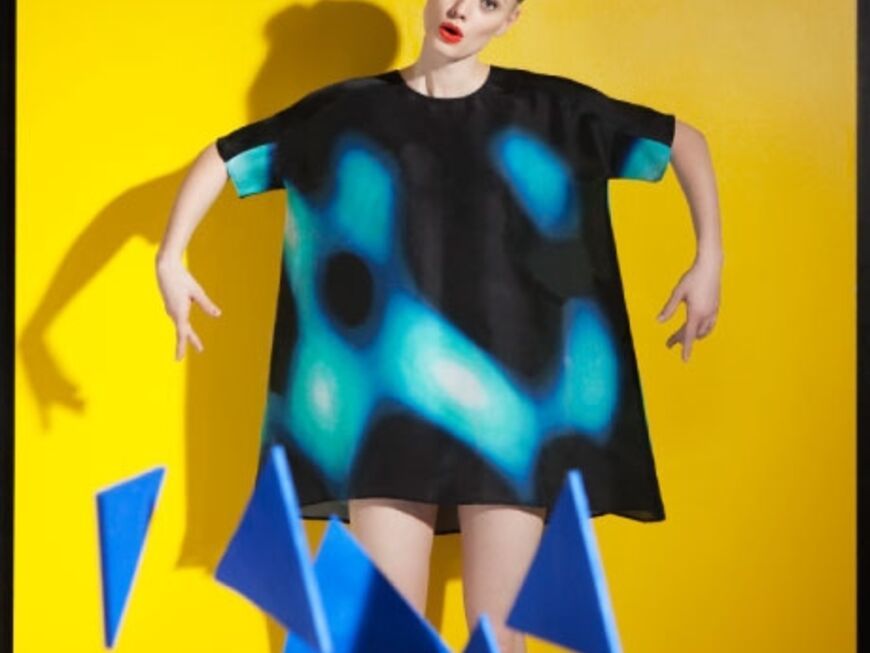 Trapezförmiges Kleid mit verlaufenden Farbflecken von Ter et Bantine, ca. 800 Euro. High Heels von Gucci. Kopfschmuck von Sonia Rykiel über net-a-porter.com