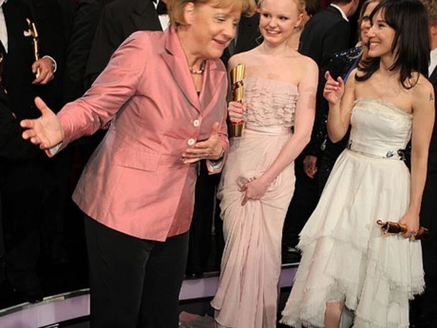 Bundeskanzlerin Angela Merkel posiert mit den "Lola"-Gewinner für ein Abschiedsfoto