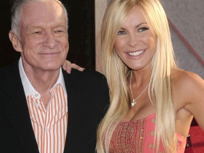 Lieben tun sich diese beiden anscheinend auch: "Playboy"-Gründer Hugh Hefner mit einer seiner Freundinnen Crystal Harris 