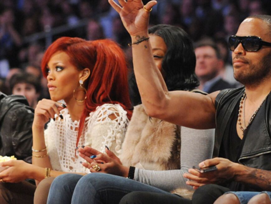 Gespannt verfolgen Rihanna und Lenny Kravitz das Spiel