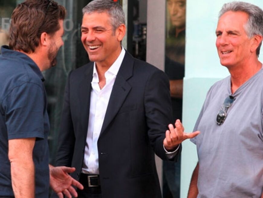 George Clooney scherzt am Set