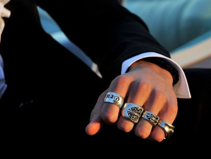 Und Baptiste Giabiconi hat sich auch äußerlich verändert. Die Ringe an seinen Fingern erinnern uns sehr an seinen "Adoptivvater"