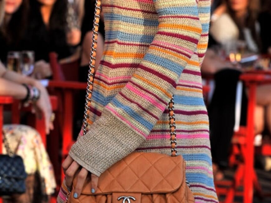 Bunte Hippie-Streifen, gemixt mit brauner Chanel-Bag