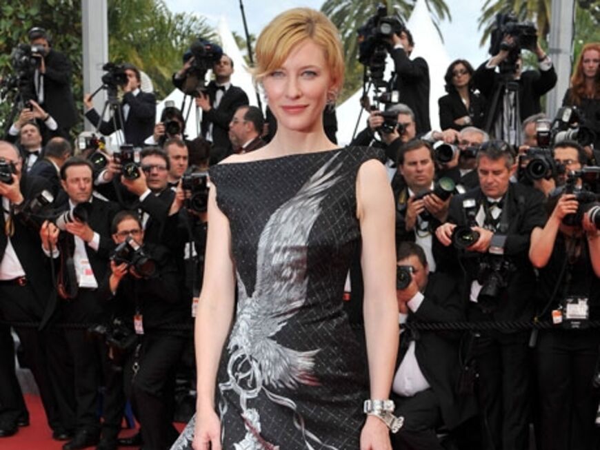 Wie bereits angekündigt, erschien Cate Blanchett in einem schwarzen Kleid des verstorbenen Designers Alexander McQueen. Der Modeschöpfer soll die Robe noch vor seinem Tod persönlich für die Schauspielerin ausgesucht haben