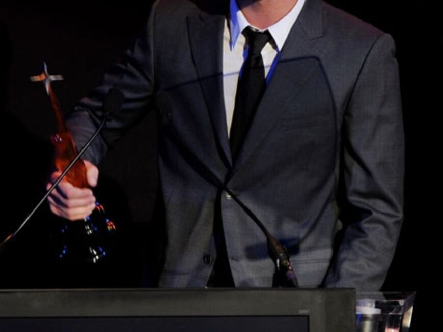 Liam Hemsworth kam ohne Freundin Miley Cyrus. Dafür durfte er einen der begehrten Preise als "Newcomer des Jahres" mit nach Hause nehmen