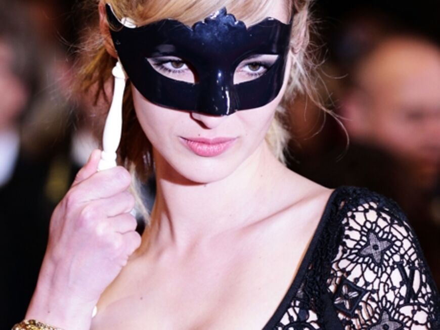Die französische Schauspielerin Louise Bourgoin kam mit Maske zur Premiere von "Black Heaven"
