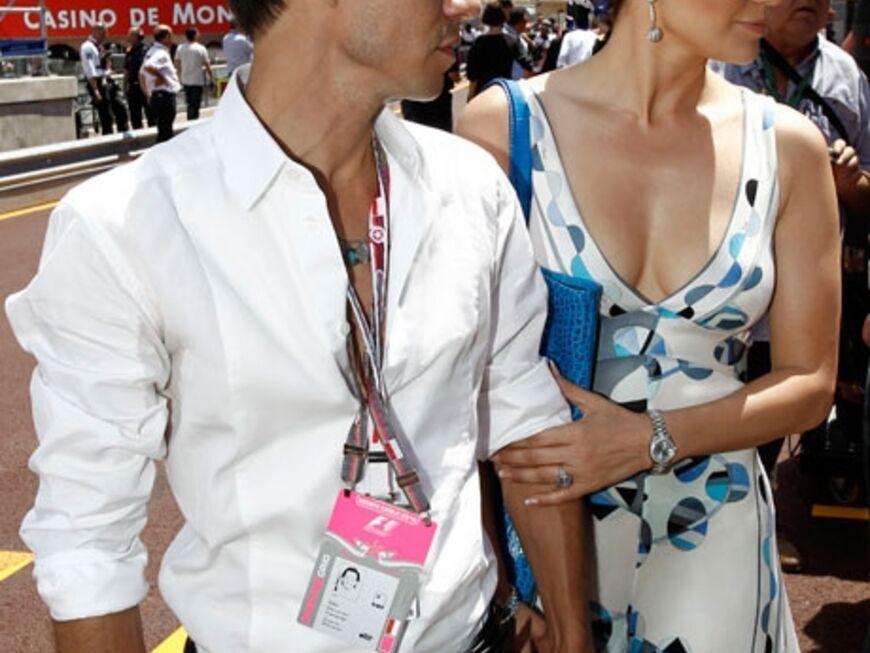 Auch dieses Promi-Paar bleibt nicht lange unentdeckt: Jennifer Lopez mit Ehemann Marc Anthony in der Boxengasse