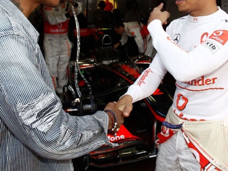 Pharrell Williams trifft in der Boxengasse auf Ex-Weltmeister Lewis Hamilton