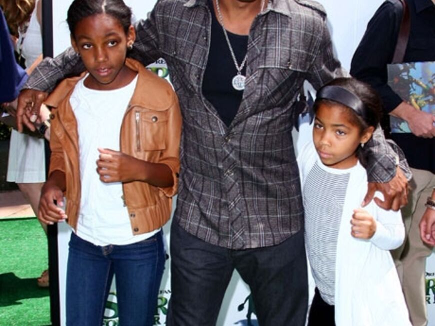 Cooler Daddy: Schauspieler Eddie Murphy mit seinen beiden Töchtern. Im Film leiht er übrigens dem Esel seine Stimme