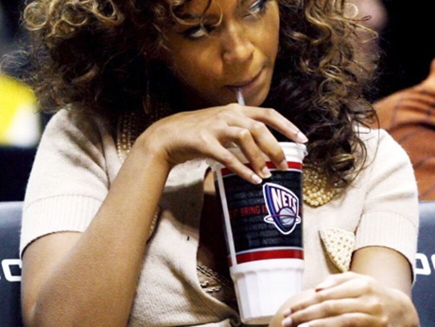 RnB-Queen Beyonce Knowles trinkt ihr Wasser immer mit Cayennepfeffer versetzt. Scharfmacher sollen gegen lästige Pfunde ankämpfen können. Ahja...