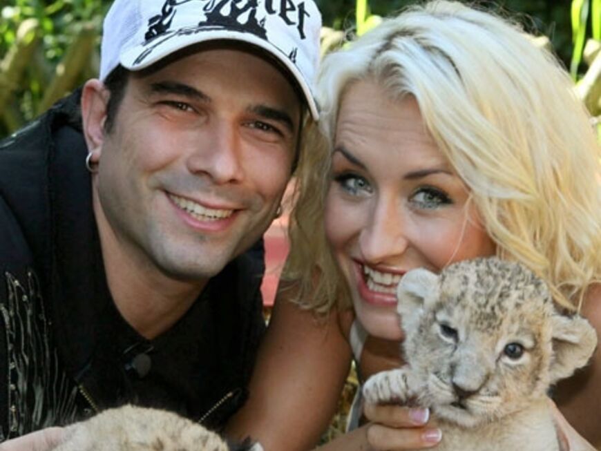 Marc Terenzi und Sarah Connor  posieren mit den beiden süßen  Raubkatzen