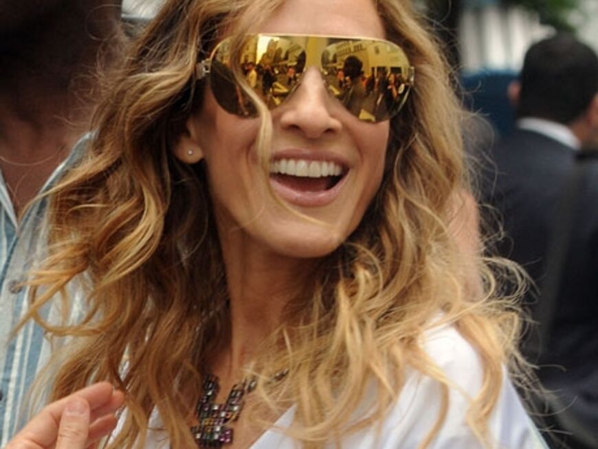 Mit cooler Sonnenbrille strahlt Carrie in der Sonne von New York