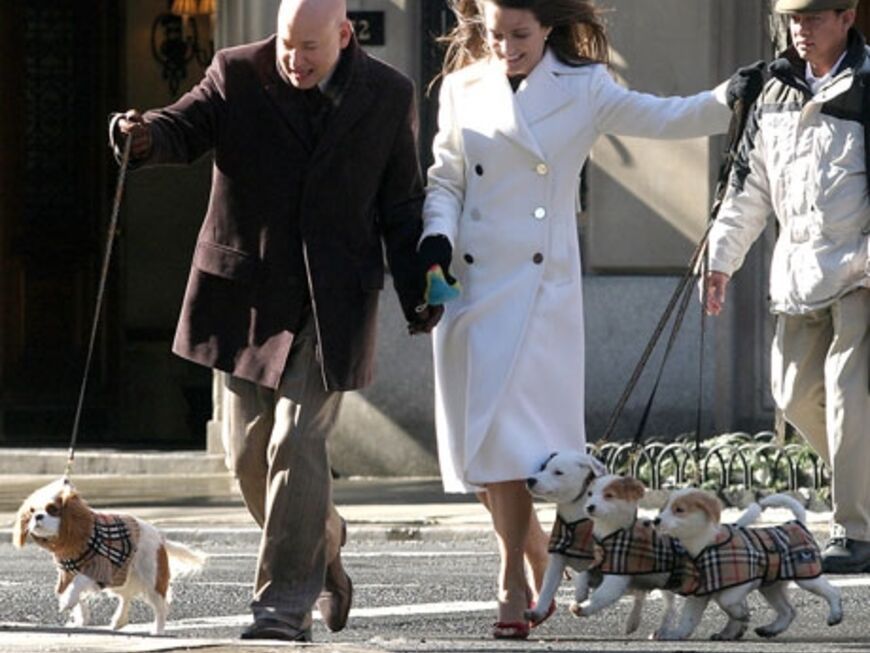 Gemeinsam mit Ehemann Nr. 2 und den Hunden spaziert Charlotte durch die Upper East Side in SATC 2