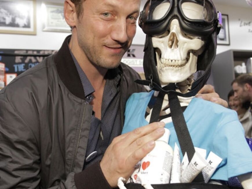 Cooles Duo: Schauspieler Wotan Wilke Möhring posiert mit "Mr. Bones", der inzwischen zum festen Bestandteil in jedem Store auf der ganzen Welt gehört 